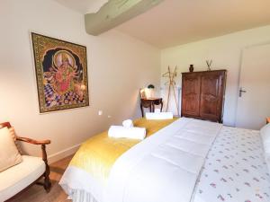 Maisons de vacances La Chaumiere du Vallon -Piscine- Pont-l-Eveque 8P : photos des chambres