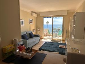 One bedroom apartment in Cannes with a balcony and great sea views - 821