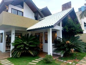 LINDA CASA COM PISCINA EM PICARRAS SC e VISTA PARA O MAR