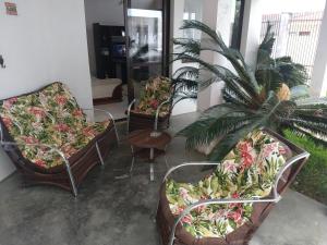 LINDA CASA COM PISCINA EM PICARRAS SC e VISTA PARA O MAR