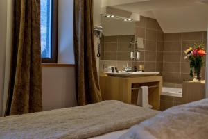 Hotels Chateau des Avenieres : photos des chambres