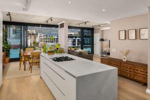 Skyline Penthouse, Private Pool & Rooftop Oasis