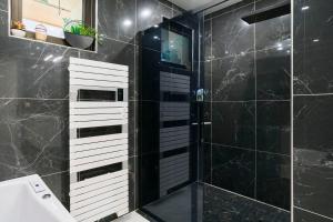 Villas VILLA ARCADIA - Piscine - Spa - Sauna - Cinema - Jeux d-arcades - Jeux video - Bassin naturel - Jardin : photos des chambres