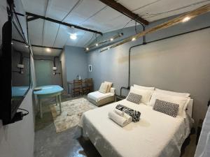 Pauapique - Suítes com café da manhã, ar condicionado e frigobar à 900 metros da Rota do Vinho