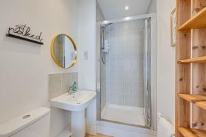 Luxury 2 Bedroom 2 Bathroom Apartment - City Centre - Free Parking, Balcony and Smart TVs with Sky TV and Netflix by Yoko Property