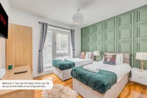 Luxury 2 Bedroom 2 Bathroom Apartment - City Centre - Free Parking, Balcony and Smart TVs with Sky TV and Netflix by Yoko Property