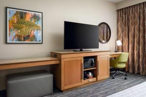 King Room - Mobility Access/Non-Smoking room in Hampton Inn Plant City