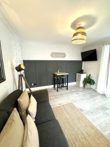 Chesters - Central Chester Stays - City Walls - Private Garden Overlooking River Dee