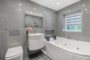 Luxury Getaway with Jacuzzi Bath, Four Bedrooms and Sofa Beds - Cossall