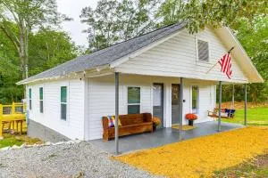 Downtown Heflin Cottage with Deck and Fire Pit! - Wedowee
