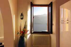 Rita's Window: lake front apartment with lake view - Mezzegra