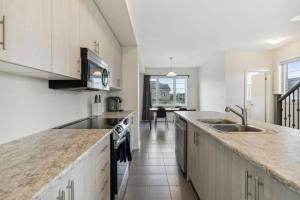 A Brand New 4BR Townhouse in Thorold Retreat