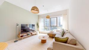 Vacationer Holiday Homes I Vibrant 1 Bed in Marina I Free Parking, Wi-Fi l Swimming Pool Access