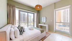 Vacationer Holiday Homes I Vibrant 1 Bed in Marina I Free Parking, Wi-Fi l Swimming Pool Access