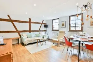 Au pied des remparts à Eguisheim - 于瑟朗莱城堡