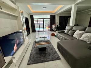 F&F Pool Villa Mae Phim