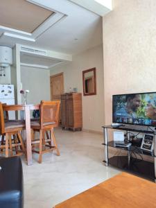 Studio moderne avec balcon vue sur piscine, à 5min de lAéroport Mohammed V Casablanca