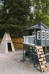 Vibrant Forest Retreat - Game Room, Spa, Fire Pit - Sleeps10