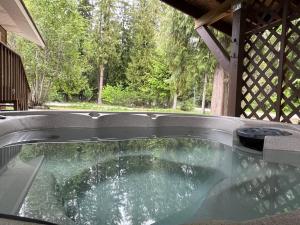 Vibrant Forest Retreat - Game Room, Spa, Fire Pit - Sleeps10