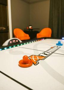 Vibrant Forest Retreat - Game Room, Spa, Fire Pit - Sleeps10