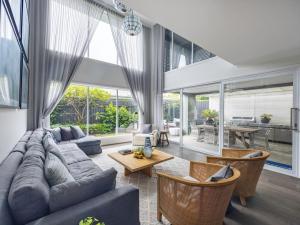 Stunning and Luxurious 4-Bedroom Mansion at Rochedale