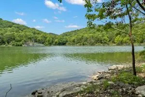 Secluded-Pvt Hot Tub-Free Daily Tickets-Walk to Table Rock Lake - Lampe