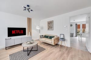 Pristine House in Prime Location - Sleeps up to 5 Guests - Driveway Parking, Fast Wifi and SmartTV by QQS Home Limited