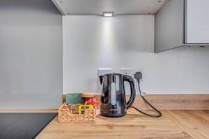 Pristine House in Prime Location - Sleeps up to 5 Guests - Driveway Parking, Fast Wifi and SmartTV by QQS Home Limited