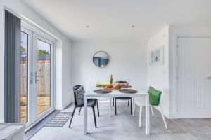 Pristine House in Prime Location - Sleeps up to 5 Guests - Driveway Parking, Fast Wifi and SmartTV by QQS Home Limited