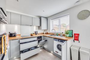 Pristine House in Prime Location - Sleeps up to 5 Guests - Driveway Parking, Fast Wifi and SmartTV by QQS Home Limited