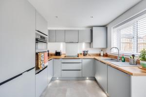 Pristine House in Prime Location - Sleeps up to 5 Guests - Driveway Parking, Fast Wifi and SmartTV by QQS Home Limited