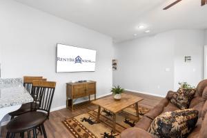 Arcade, Hot Tub, Deck Area, Free Tickets, Bright Upgraded Decor-Ledgestone Golf OnSite!