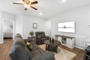 Hot Tub, Golf Course On Site, Arcade, Pvt Deck- HighEnd Decor! Bright Floorplan