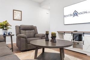 Hot Tub, Golf Course On Site, Arcade, Pvt Deck- HighEnd Decor! Bright Floorplan