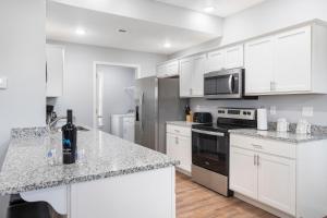 Hot Tub, Golf Course On Site, Arcade, Pvt Deck- HighEnd Decor! Bright Floorplan