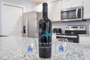 Hot Tub, Golf Course On Site, Arcade, Pvt Deck- HighEnd Decor! Bright Floorplan