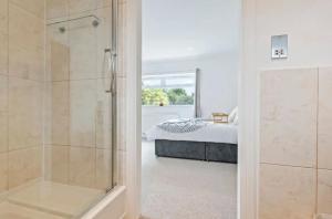 Charming 4 Bedroom 3 Bathroom House - Sleeps up to 9 - Pool Table, Sky TV & Netflix, Fast WiFi, Driveway Parking & Self-Check-In By Yoko Property