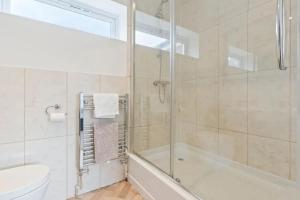 Charming 4 Bedroom 3 Bathroom House - Sleeps up to 9 - Pool Table, Sky TV & Netflix, Fast WiFi, Driveway Parking & Self-Check-In By Yoko Property