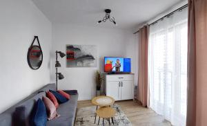 M&R Apartament Airport&Business Wynalazek - fast WI-Fi - underground garage - self check-in - Netflix - 6 min from Chopin Airport