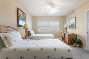 Spacious 3BR Beachfront Condo with Balcony & Parking - ساتيلايت بيتش