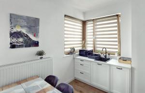 M&R Apartament Airport&Business Wynalazek - fast WI-Fi - underground garage - self check-in - Netflix - 6 min from Chopin Airport