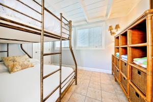 Tommy Bahama Beach Rd I