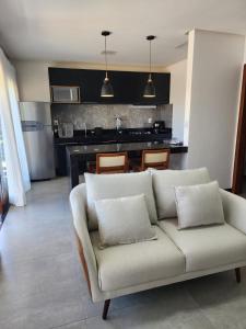 A3 - Uma Suíte, cozinha, sala, térreo · Alicena Cond. Ponta Muta A3