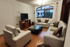 Casa de 4 pisos cerca a embajada de USA y centros comerciales