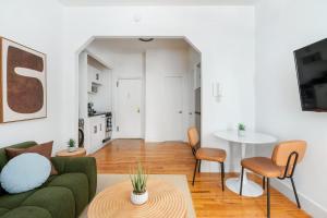 444-1A Beautiful 1BR Midtown West