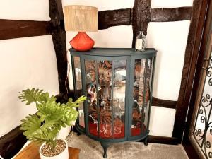 Stylish Tudor Cottage & Hot Tub