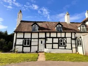 Stylish Tudor Cottage & Hot Tub - Hasfield