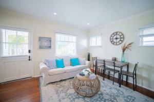 Sea View, Flower Garden, AC, WD, Renovated