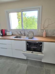 Beautiful apartment, beautiful view, quiet, 6min walk from metro1 and 20min from LOUVRE