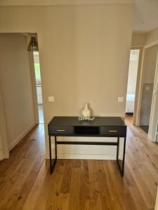Beautiful apartment, beautiful view, quiet, 6min walk from metro1 and 20min from LOUVRE